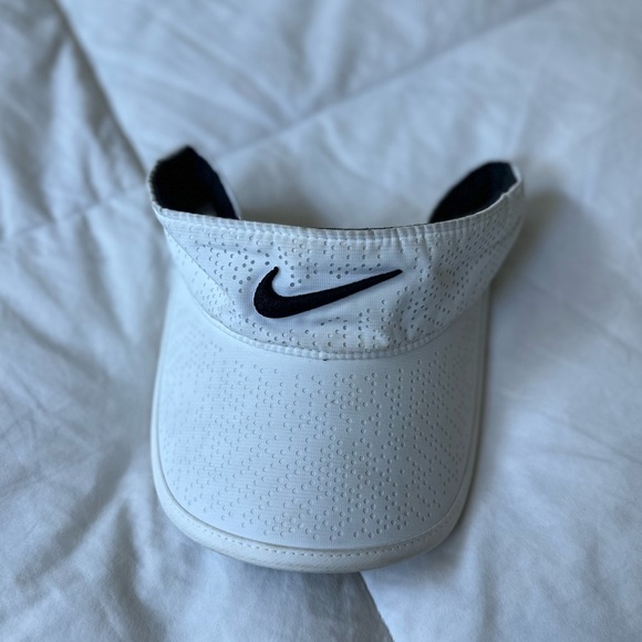 Nike Swoosh Dri-Fit Unisex Golf Performance Visor White Adjustable Size NWT - Picture 2 of 2